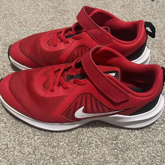 Red Nike Downshifter boys shoes - Picture 2 of 4